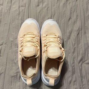 Nike Women’s Air Max Axis. Size 8.5